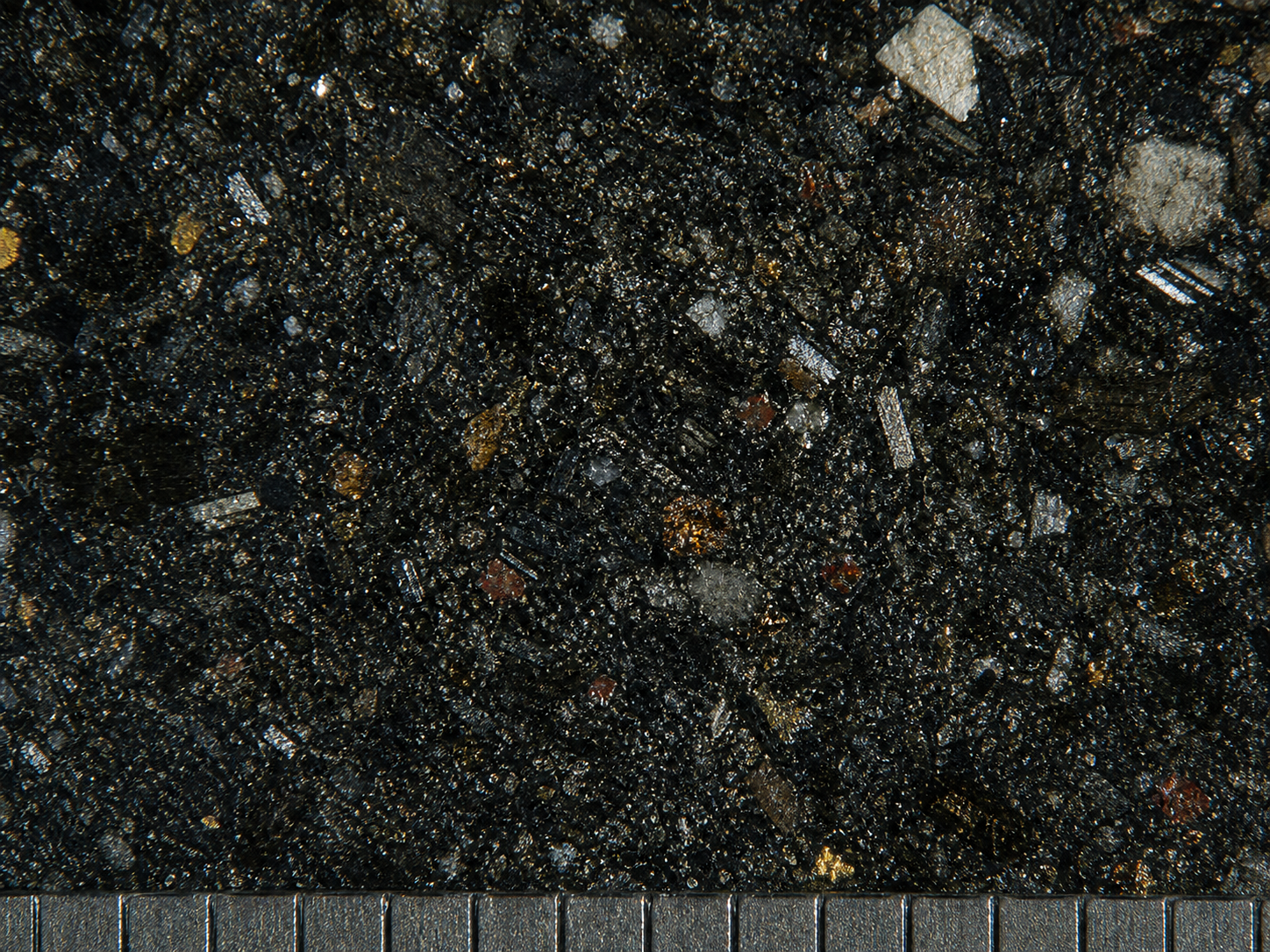 Detalhe de amostra mineral sob luz de laboratório